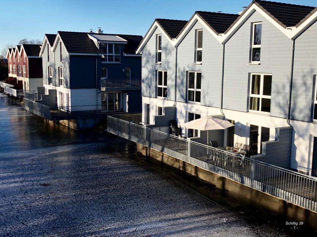 Appartement Familienhaus An Der Nordsee - Sauna - Kamin - Suedterrasse Direkt Ueber Dem Wasser *