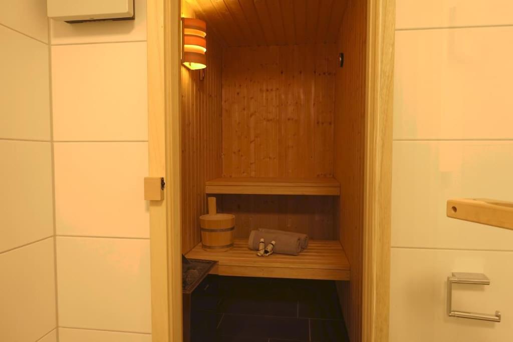 Familienhaus An Der Nordsee - Sauna - Kamin - Südterrasse Direkt über Dem Wasser Apartment Schillig